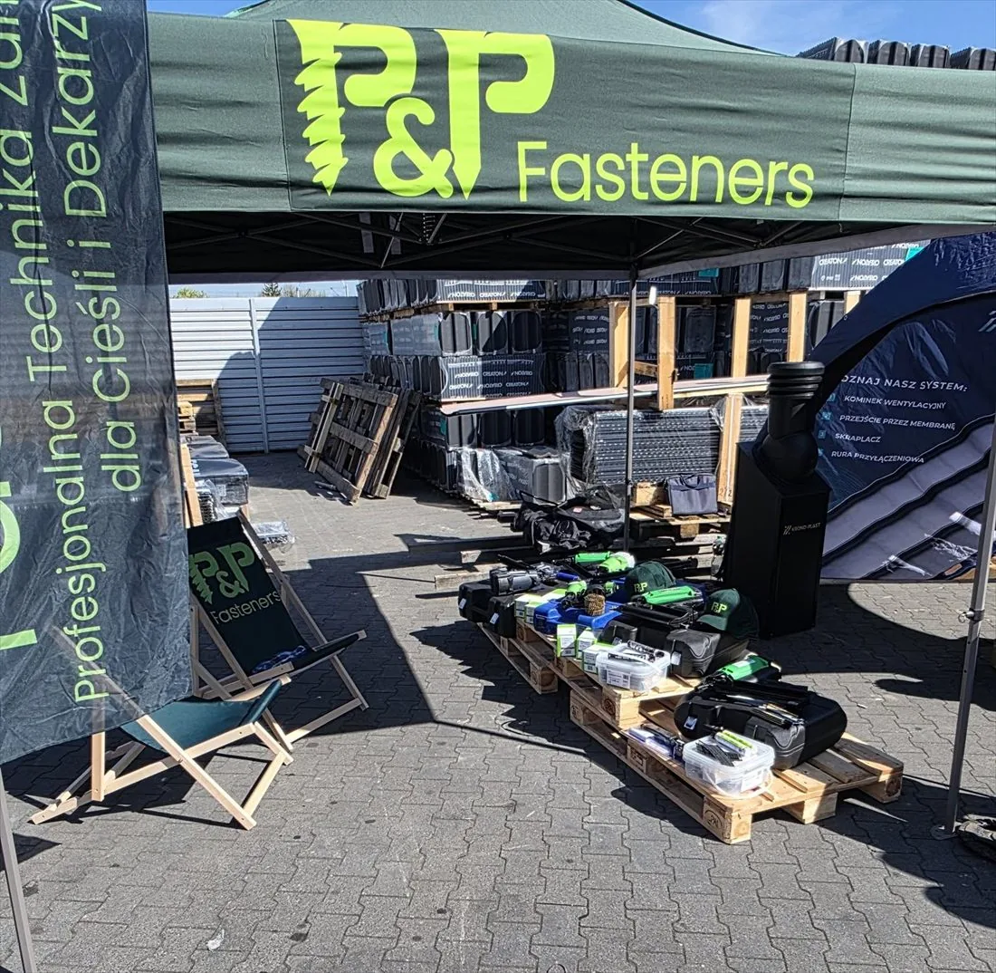 Stoisko P&P Fasteners z narzędziami i elementami złącznymi